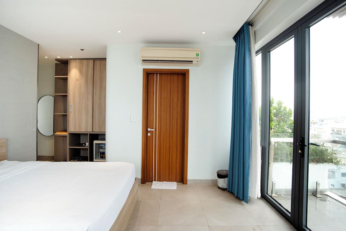 Habitación con 2 camas individuales, vista a la ciudad | Escritorio, insonorización, tabla de planchar con plancha y wifi gratis