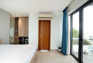 Habitación con 2 camas individuales, vista a la ciudad | Escritorio, insonorización, tabla de planchar con plancha y wifi gratis