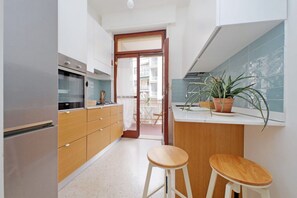 Kühlschrank, Herdplatte, Geschirrspüler, Toaster