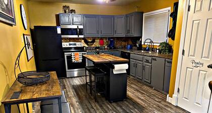 Cozy Country Getaway Just Minutes From The City