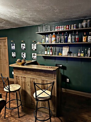 Bar (on property) - Cozy Country Getaway Just Minutes From The City (Elmwood)