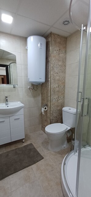 Suihku, hiustenkuivaaja, pyyhkeet, saippua