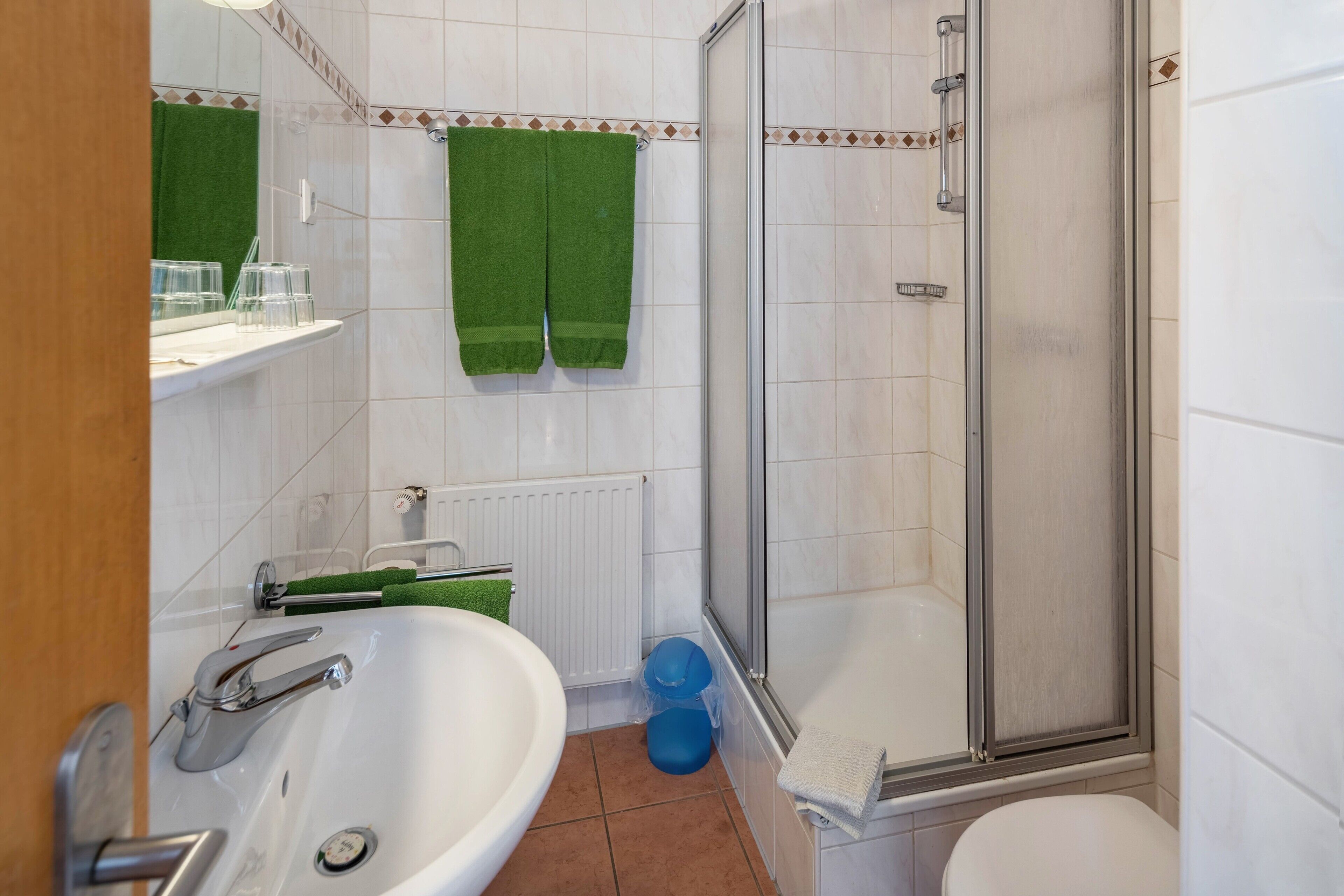 Dusche, Haartrockner, Handtücher