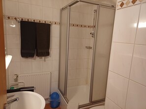 Dusche, Haartrockner, Handtücher