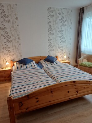 WiFi, bed sheets - Apartment "Double Room" with Shared Terrace, Garden, and Wi-Fi (Kirchhundem)
