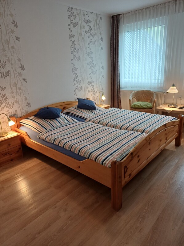 WiFi, bed sheets - Apartment "Double Room" with Shared Terrace, Garden, and Wi-Fi (Kirchhundem)