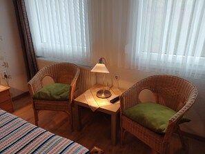 WiFi, bed sheets - Apartment "Double Room" with Shared Terrace, Garden, and Wi-Fi (Kirchhundem)
