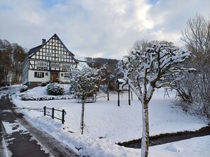 Exterior - Apartment "Double Room" with Shared Terrace, Garden, and Wi-Fi (Kirchhundem)