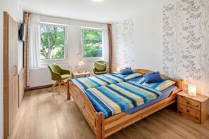 WiFi, bed sheets - Room "Double Room 2" with Shared Terrace, Garden and Wi-Fi (Kirchhundem)