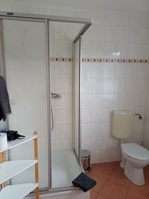 Shower, hair dryer, towels - Room “Double Room 3” with Shared Terrace, Garden, and Wi-Fi (Kirchhundem)