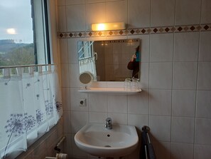 Shower, hair dryer, towels - Room “Double Room 3” with Shared Terrace, Garden, and Wi-Fi (Kirchhundem)