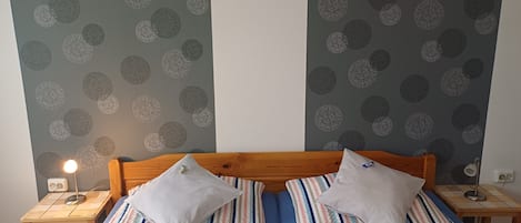 WiFi, bed sheets