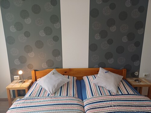 Zimmer „Doppelzimmer 3“ mit gemeinsamer Terrasse, Garten und WLAN