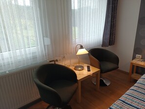 WiFi, bed sheets - Room “Double Room 3” with Shared Terrace, Garden, and Wi-Fi (Kirchhundem)