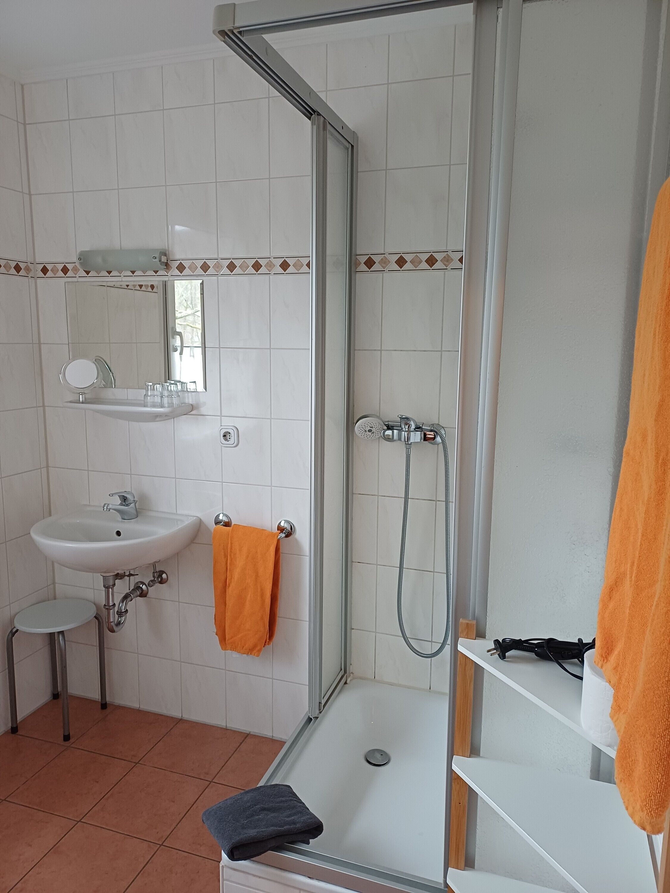 Dusche, Haartrockner, Handtücher