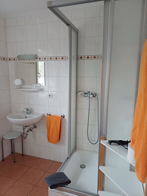 Dusche, Haartrockner, Handtücher