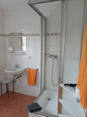 Ducha, secador de pelo y toallas