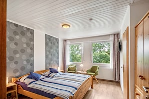 WiFi, bed sheets - Room 'Double Room with Shower/WC' with Shared Terrace, Garden & Wi-Fi (Kirchhundem)