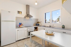 Geladeira, micro-ondas, fogão, cafeteira/chaleira