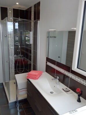 Shower - Gîte Le Campet: Holiday Home with Mountain View, Wi-Fi & Air Conditioning (Millau)