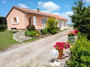 Exterior - Gîte Le Campet: Holiday Home with Mountain View, Wi-Fi & Air Conditioning (Millau)