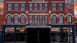 A historic building with a sign reading "Hinton Block" and "Hotel Thoroughbred" on the facade. - Hotel Thoroughbred (Paris)