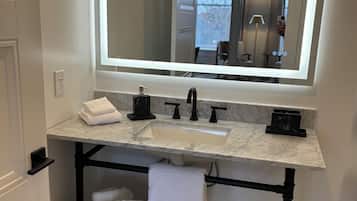 Comfort eenpersoonskamer | Badkamer | Gratis toiletartikelen, een haardroger, zeep, shampoo