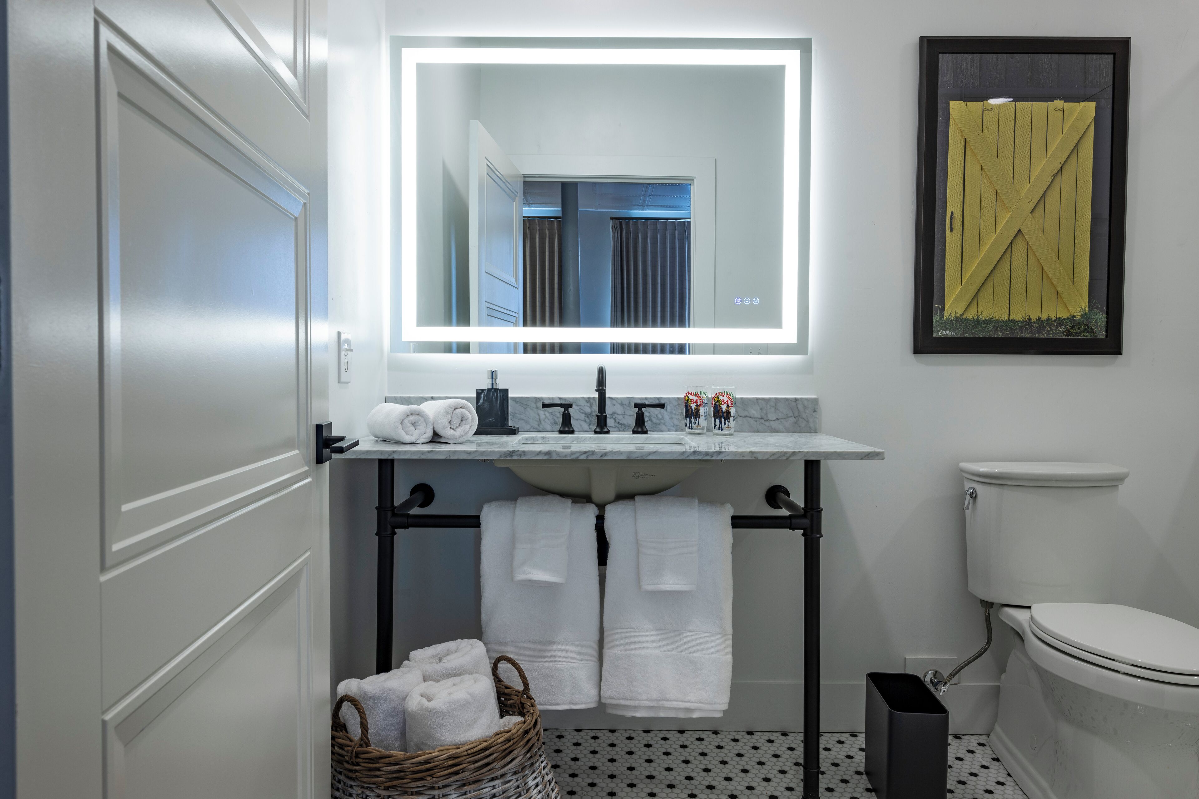 Dusj, toalettartikler (inkludert), hårføner og badekåper