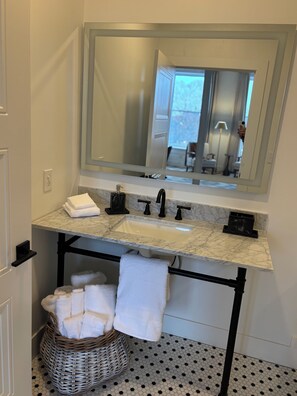 Enkeltrom – comfort | Bad | Toalettartikler (inkludert), hårføner, såpe og sjampo