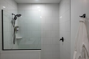 Shower, free toiletries, hair dryer, bathrobes - Hotel Thoroughbred (Paris)