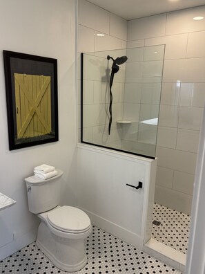 Comfort-Einzelzimmer | Badezimmer | Kostenlose Toilettenartikel, Haartrockner, Seife, Shampoo