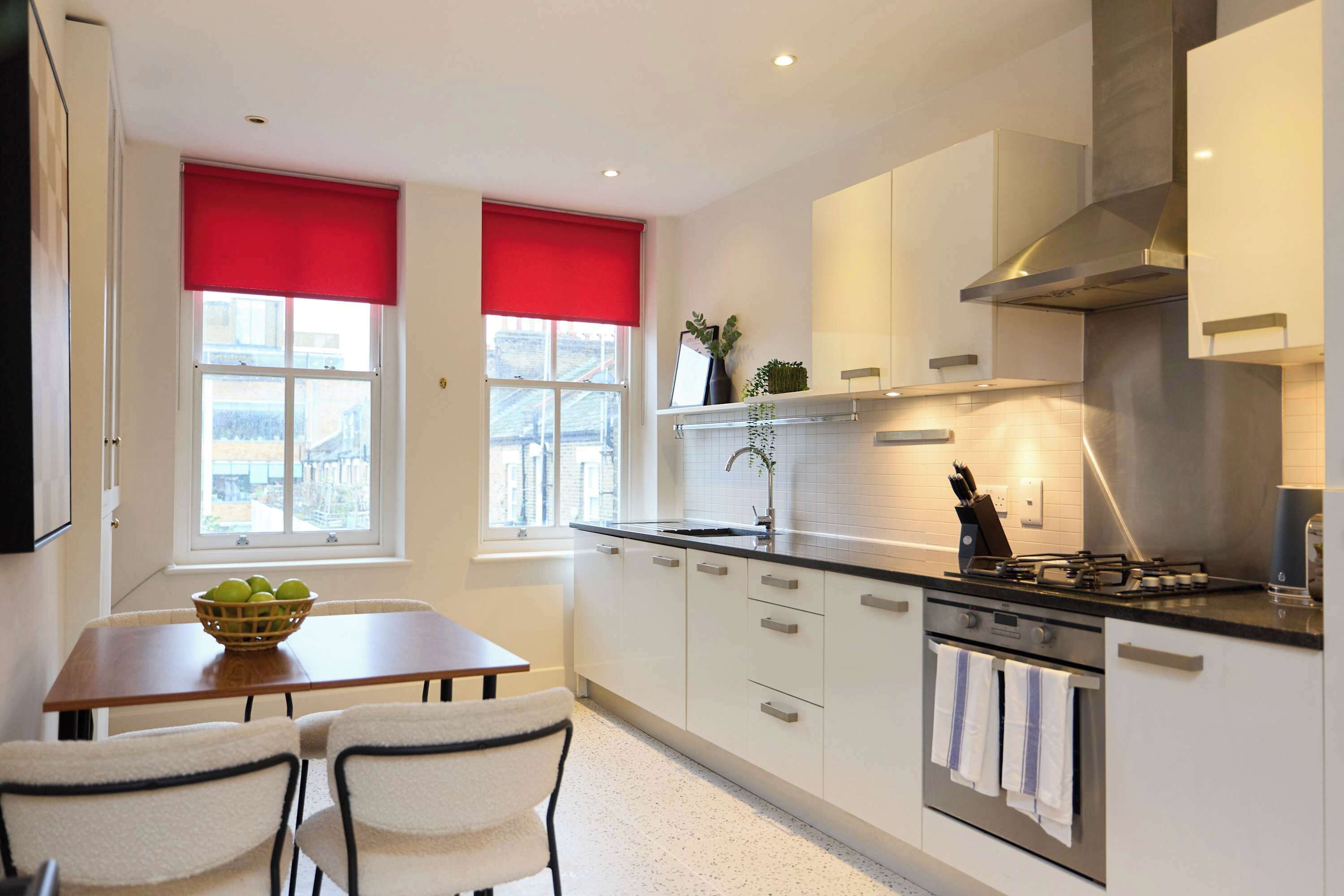 Frigorífico, horno, placa de cocina y lavavajillas