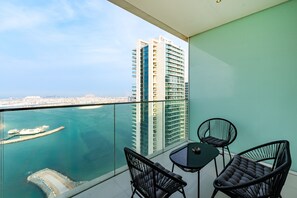House - Sleek 1BR Emaar Beachfront Near Marina JBR (Dubai)