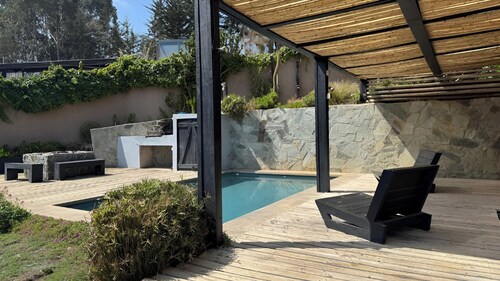 Spectacular 200m² house featuring ocean views,  5 minutes from Punta de Lobos