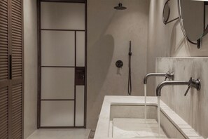 Premium villa, privézwembad | Badkamer | Een douche, een regendouche, een haardroger, badjassen