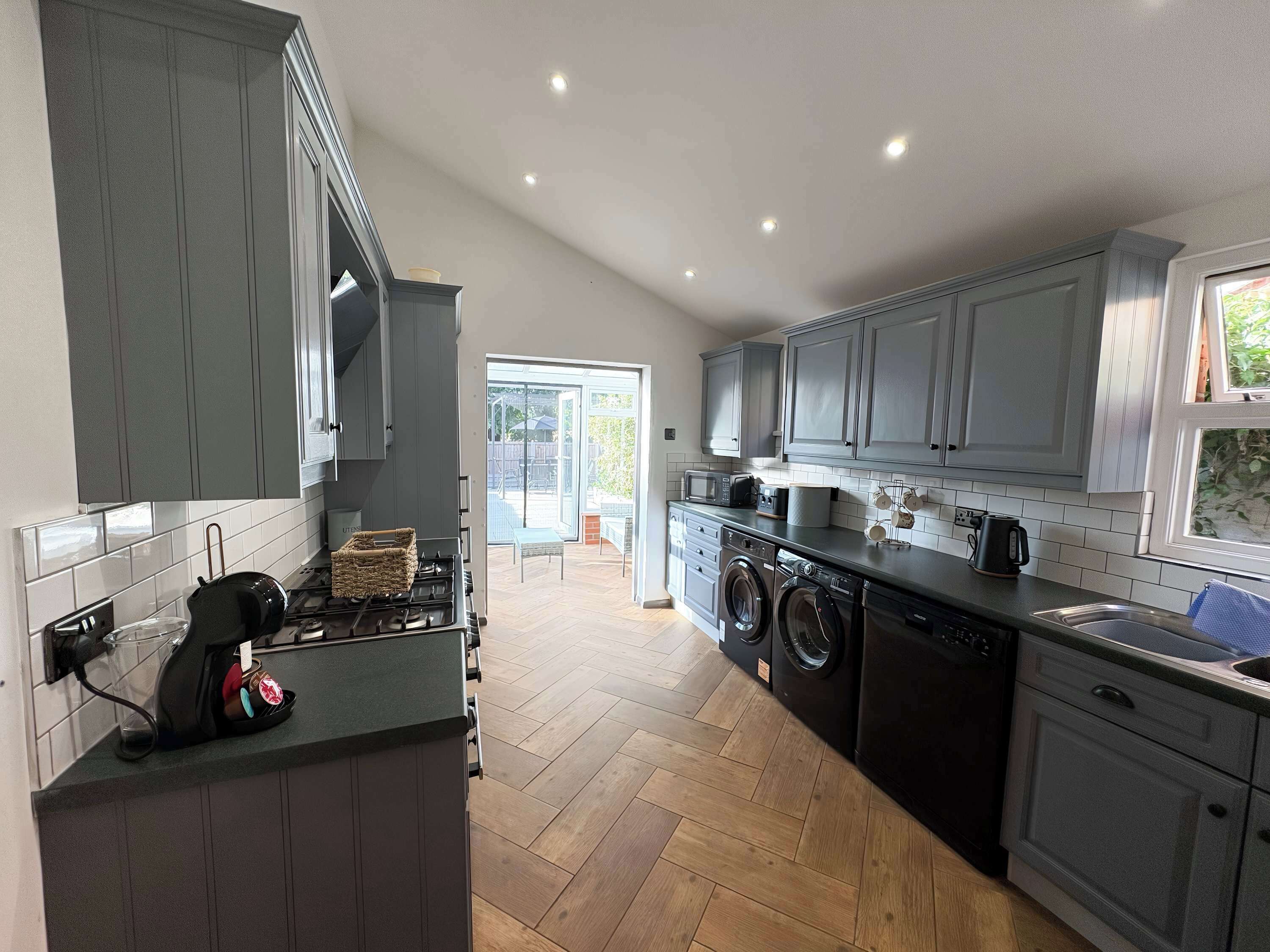 Jääkaappi, mikroaaltouuni, uuni, liesi