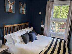 3 bedrooms, desk, iron/ironing board, travel crib - Queens Retreat Chic 3Bed, Sleeps 6, Parking x2 (Lincolnshire)