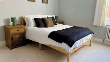 3 sovrum, skrivbord, strykjärn/strykbräda och resesäng