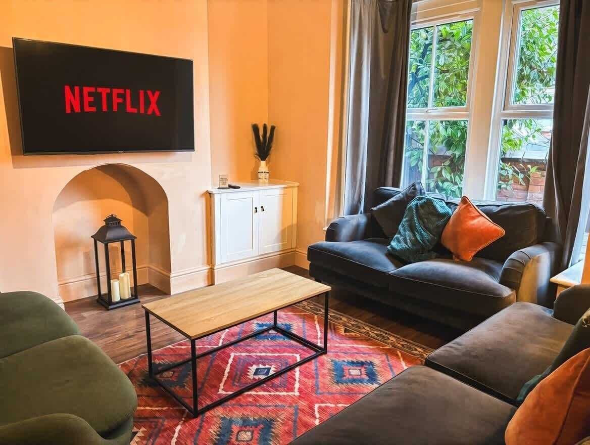 Una Smart TV, una chimenea, una oficina