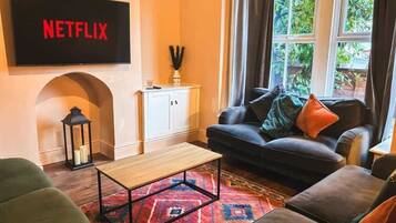 Una Smart TV, una chimenea, una oficina