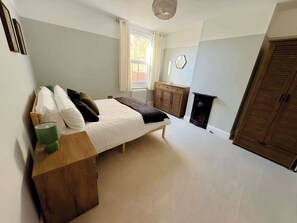 3 makuuhuonetta, työpöytä, silitysrauta/-lauta, vauvan matkasänky