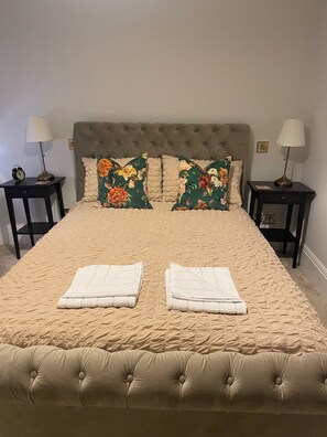 3 bedrooms, iron/ironing board, WiFi, bed sheets -  luxury 17th century city apartment in central Exeter Southernhay (Exeter)