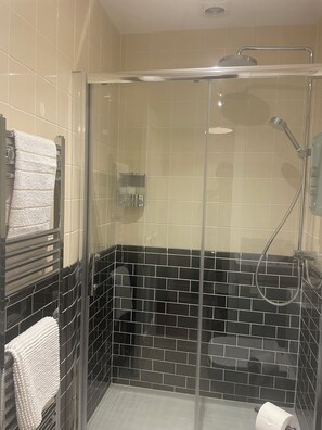 Shower, hair dryer, towels, soap -  luxury 17th century city apartment in central Exeter Southernhay (Exeter)