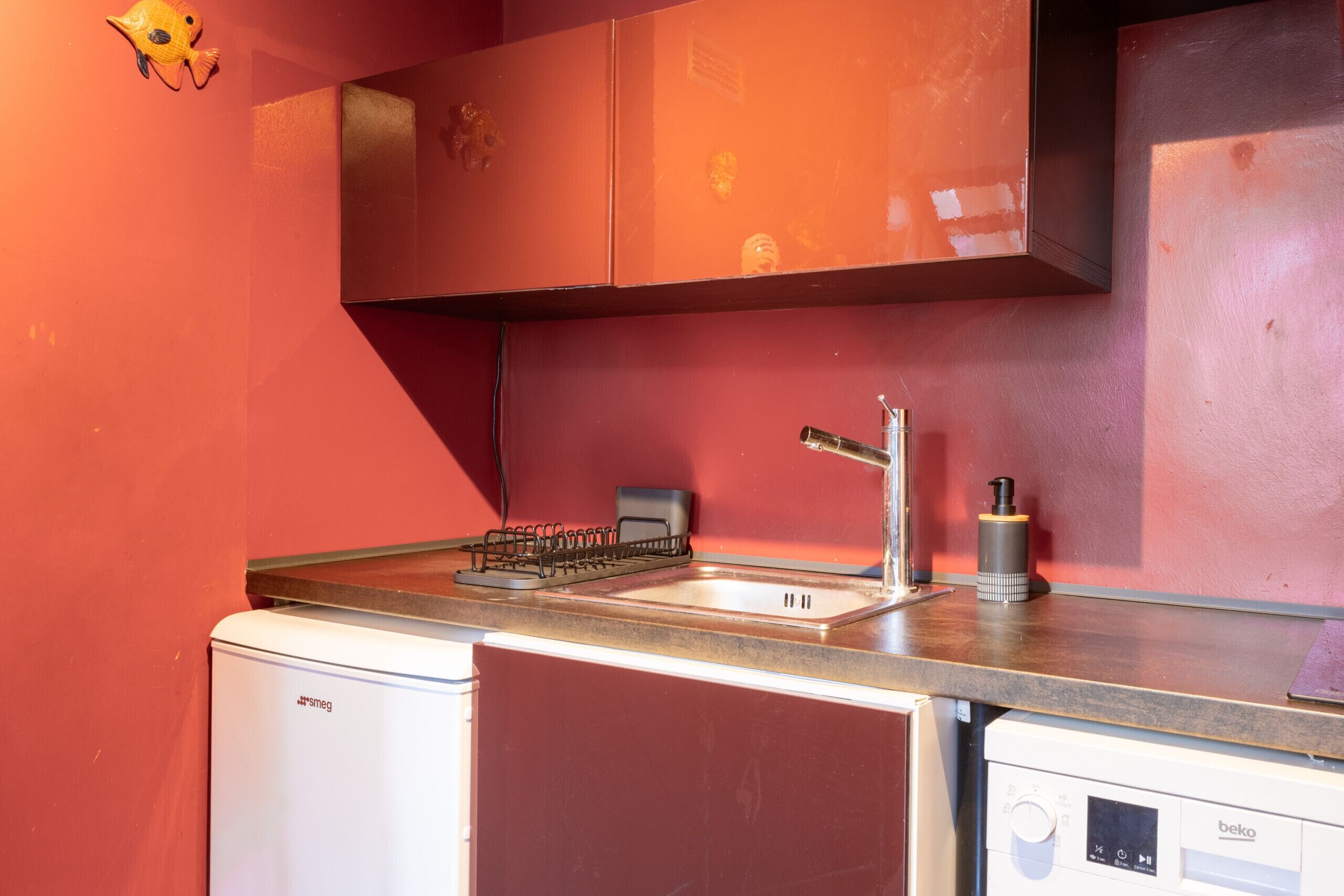 Kjøleskap, mikrobølgeovn, ovn og oppvaskmaskin