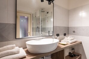 Dusche, Haartrockner, Bidet, Handtücher