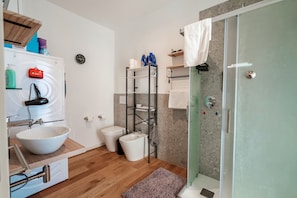 Douche, sèche-cheveux, bidet, serviettes fournies
