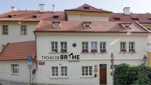 Un edificio con un letrero que dice "TYCHO DE BRHE aparthotel".