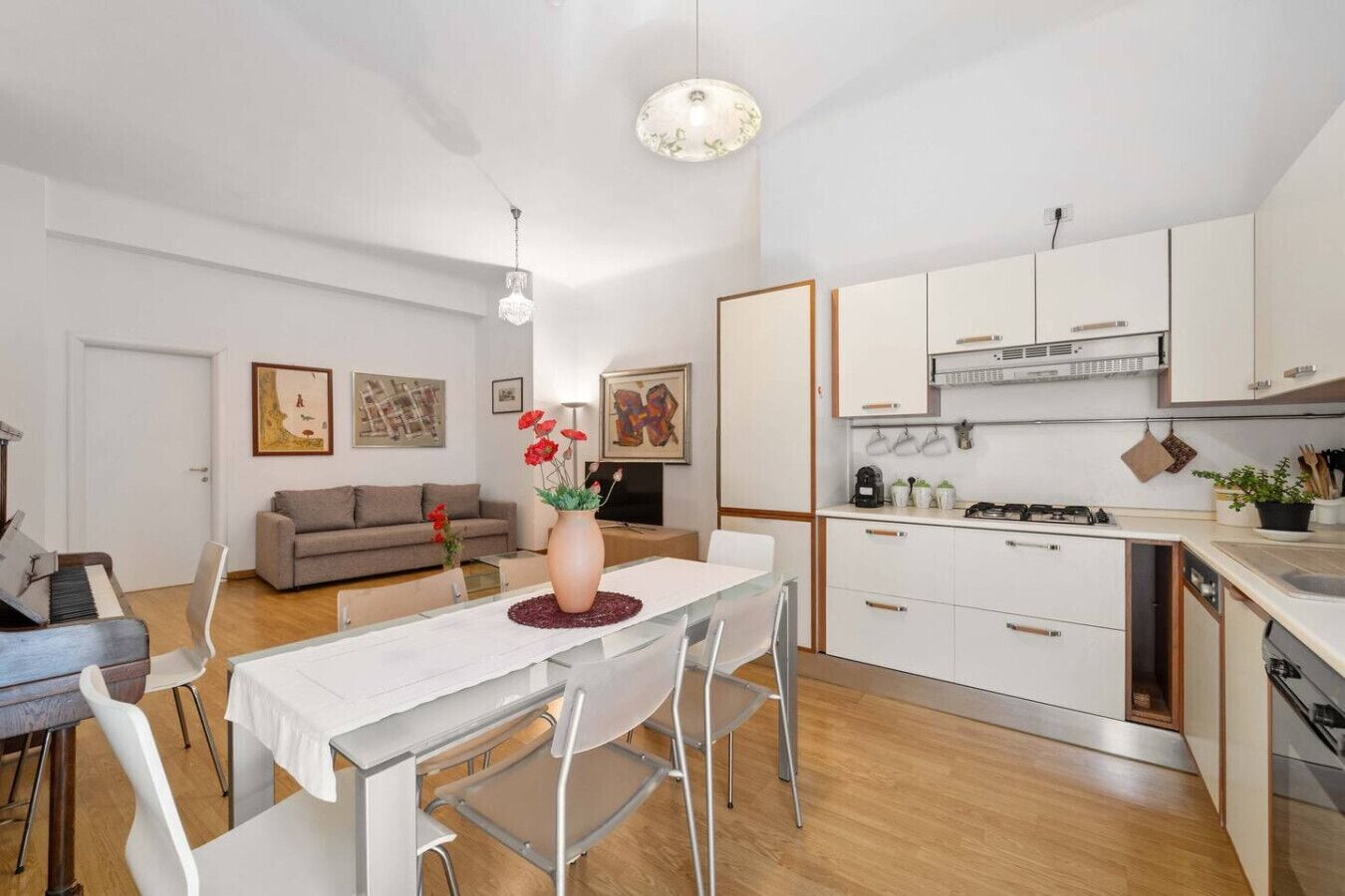 Køleskab, mikrobølgeovn, ovn, kogeplade