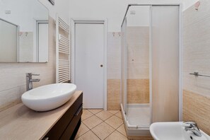 Dutxa, assecador de cabells, bidet i tovalloles 