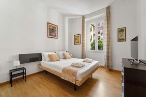 Fer et planche à repasser, lit parapluie, Wi-Fi, draps fournis